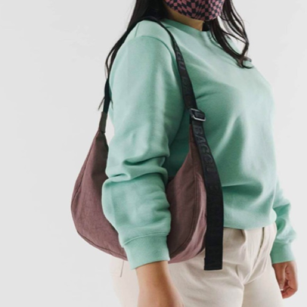 BAGGU, Medium Nylon Crescent in Peppercorn